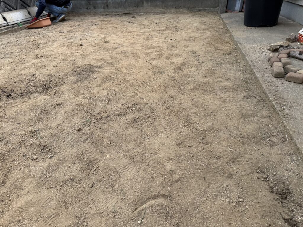 【高松市Ｈ様邸】雑草や土の撤去処分完了✨雑草対策工事でスッキリ綺麗に㊗完工 (株)カインズガーデン｜香川県の庭仕舞い工事