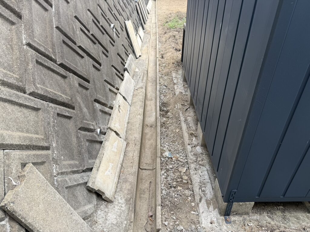 【高松市Ｈ様邸】雑草や土の撤去処分完了✨雑草対策工事でスッキリ綺麗に㊗完工 (株)カインズガーデン｜香川県の庭仕舞い工事