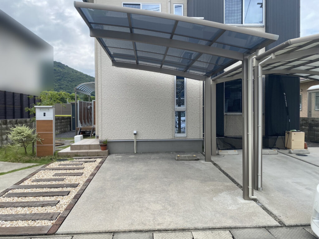 【坂出市Ａ様邸】カーポートとテラス屋根追加・パネル交換・植栽移設㊗完工 (株)カインズガーデン｜香川県の庭リフォーム工事