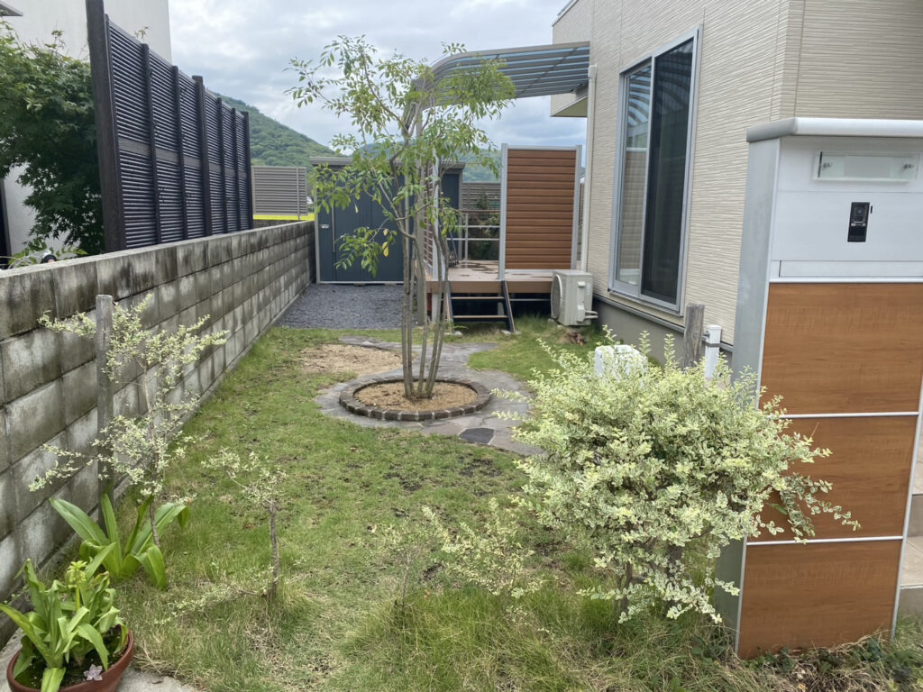 【坂出市Ａ様邸】カーポートとテラス屋根追加・パネル交換・植栽移設㊗完工 (株)カインズガーデン｜香川県の庭リフォーム工事