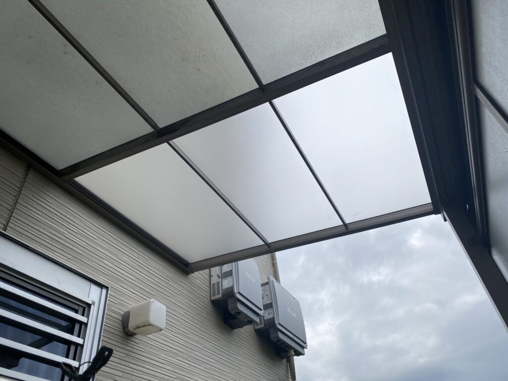 【坂出市Ａ様邸】カーポートとテラス屋根追加・パネル交換・植栽移設㊗完工 (株)カインズガーデン｜香川県の庭リフォーム工事