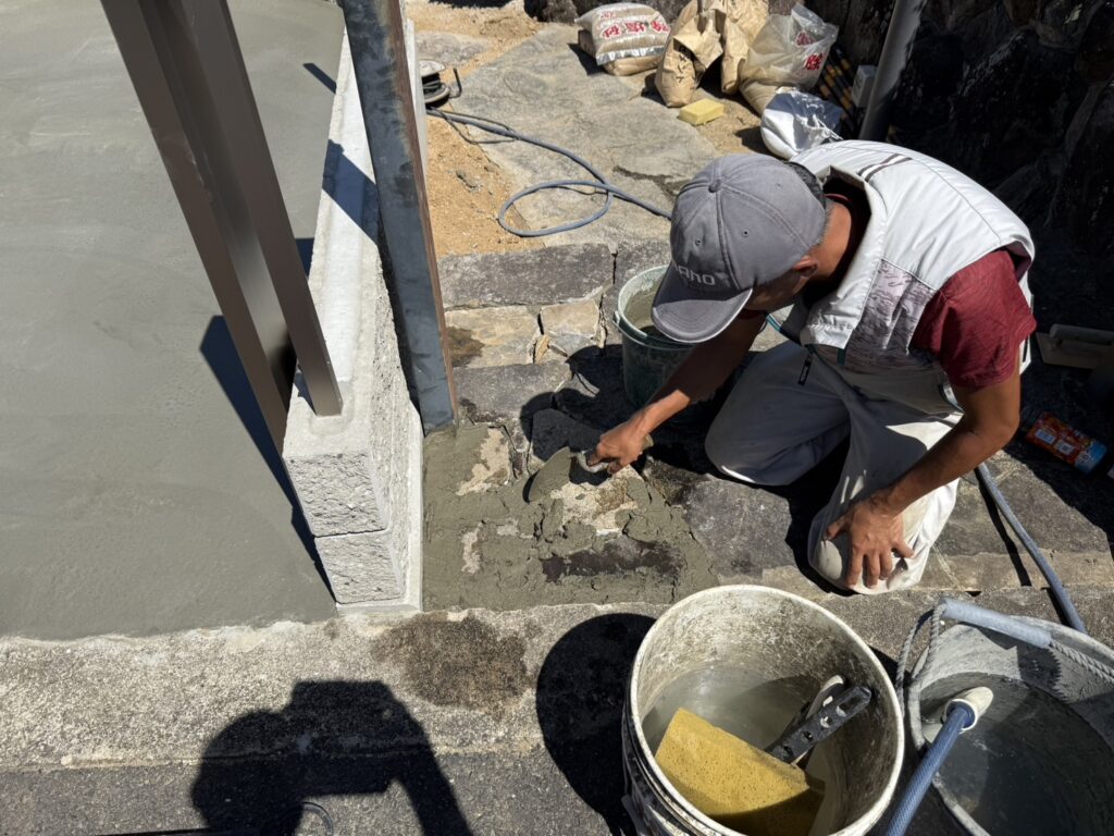 【綾川町ＭＯ様邸】新しい駐車場の土間コンクリート打設完了＆石張り復旧 (株)カインズガーデン｜香川県の庭リフォーム工事