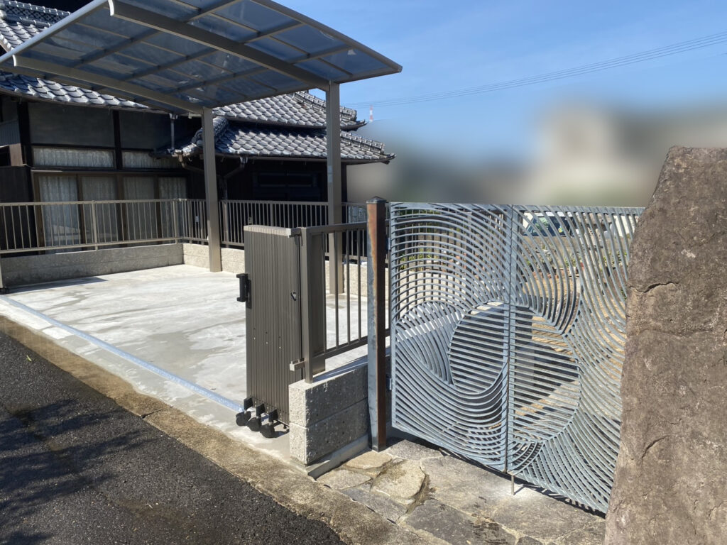 【綾川町ＭＯ様邸】カーポート＆門扉完備で格好良い✨駐車場拡張工事㊗完工 (株)カインズガーデン｜香川県の庭リフォーム工事