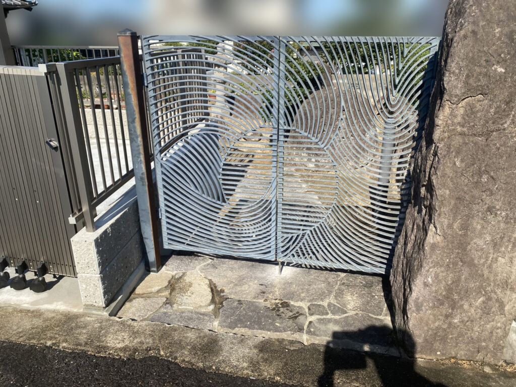 【綾川町ＭＯ様邸】カーポート＆門扉完備で格好良い✨駐車場拡張工事㊗完工 (株)カインズガーデン｜香川県の庭リフォーム工事