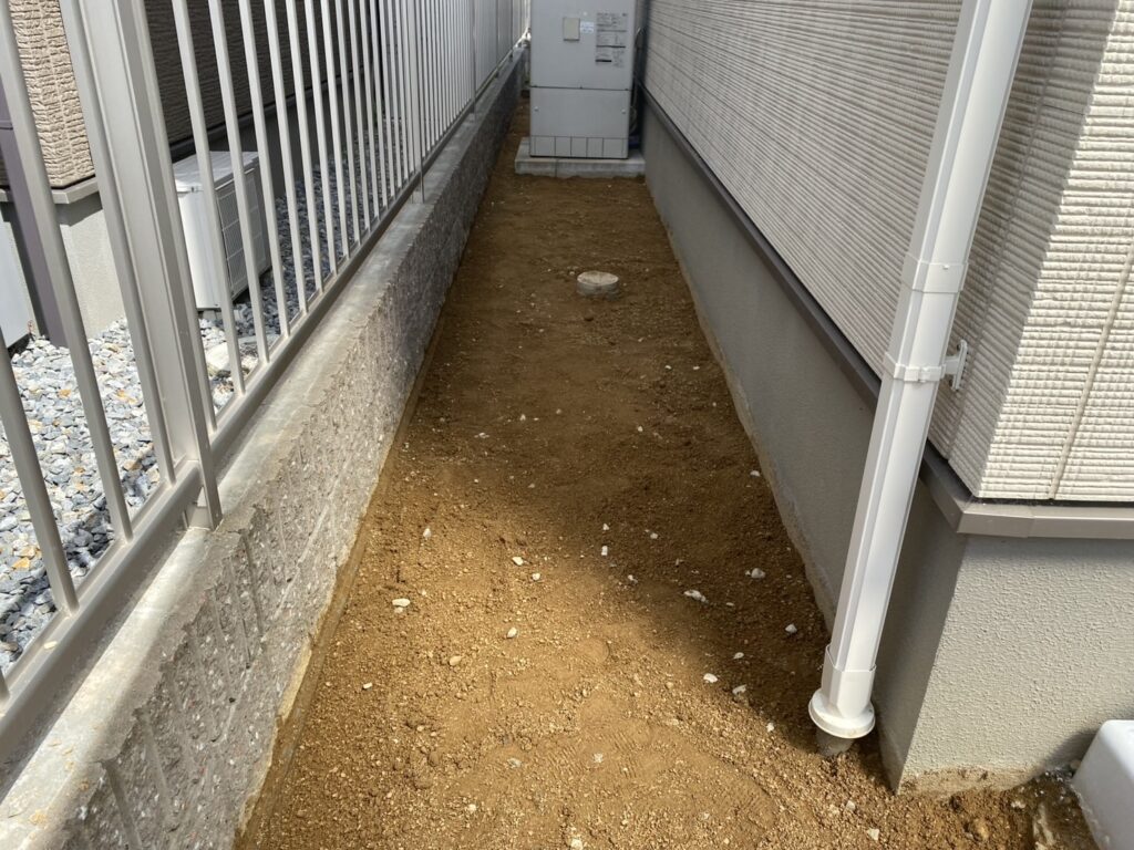 【観音寺市ＳＵ様邸】裏庭＆お家周りスッキリ✨雑草対策工事㊗完工 (株)カインズガーデン｜香川県の庭リフォーム，庭仕舞い