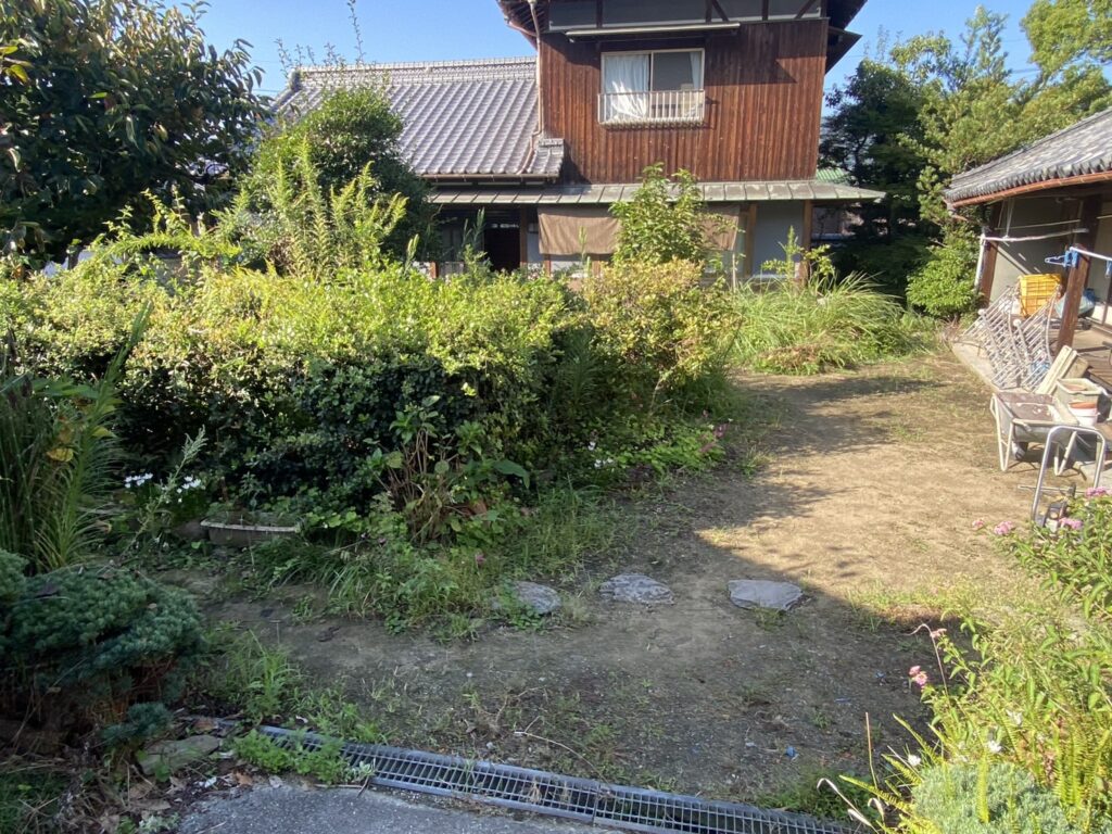 【三豊市Ｓ様邸】「花壇が草山！元々の地面の状態に戻したい」庭リフォーム工事着工⛑ (株)カインズガーデン｜香川の庭仕舞い