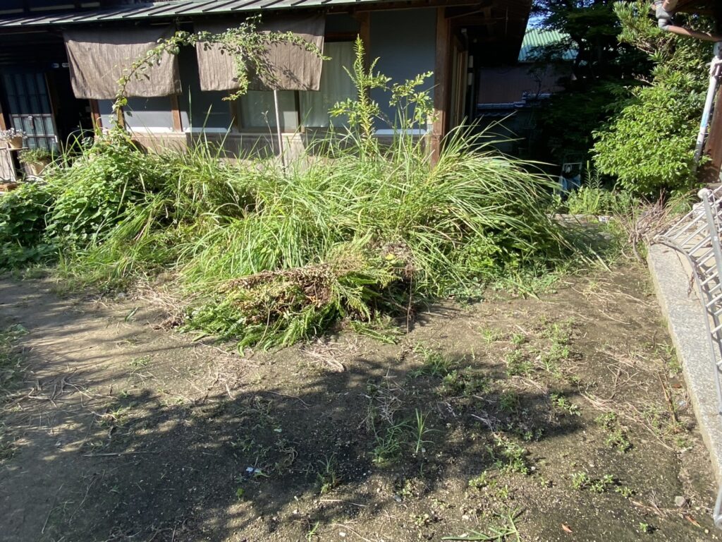 【三豊市Ｓ様邸】「花壇が草山！元々の地面の状態に戻したい」庭リフォーム工事着工⛑ (株)カインズガーデン｜香川の庭仕舞い
