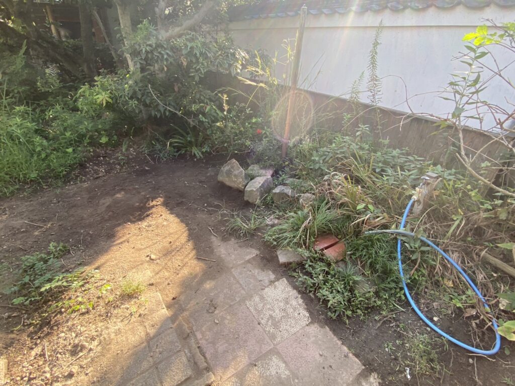【三豊市Ｓ様邸】「花壇が草山！元々の地面の状態に戻したい」庭リフォーム工事着工⛑ (株)カインズガーデン｜香川の庭仕舞い