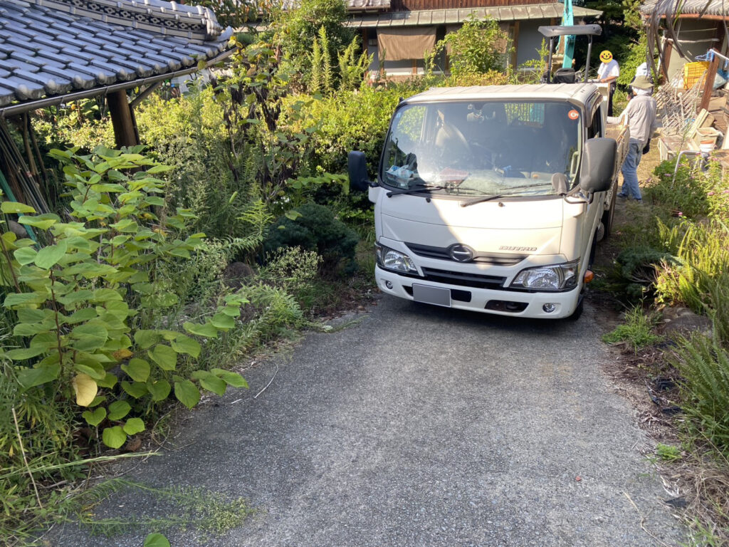 【三豊市Ｓ様邸】「花壇が草山！元々の地面の状態に戻したい」庭リフォーム工事着工⛑ (株)カインズガーデン｜香川の庭仕舞い