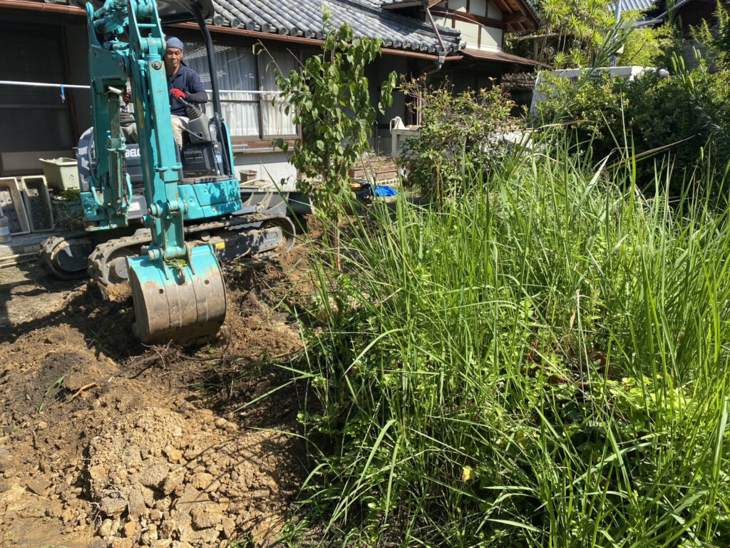 【三豊市Ｓ様邸】「花壇が草山！元々の地面の状態に戻したい」庭リフォーム工事着工⛑ (株)カインズガーデン｜香川の庭仕舞い