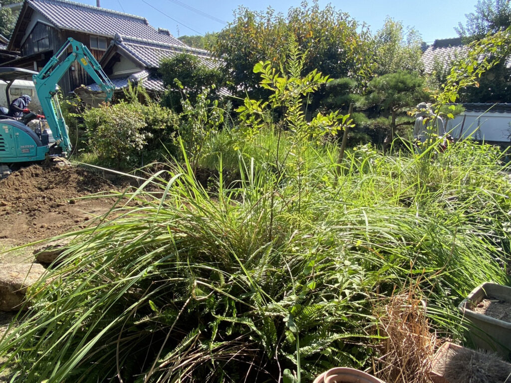 【三豊市Ｓ様邸】「花壇が草山！元々の地面の状態に戻したい」庭リフォーム工事着工⛑ (株)カインズガーデン｜香川の庭仕舞い