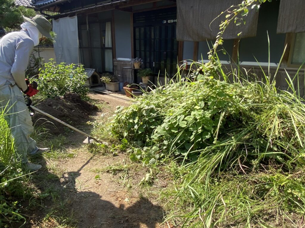 【三豊市Ｓ様邸】「花壇が草山！元々の地面の状態に戻したい」庭リフォーム工事着工⛑ (株)カインズガーデン｜香川の庭仕舞い