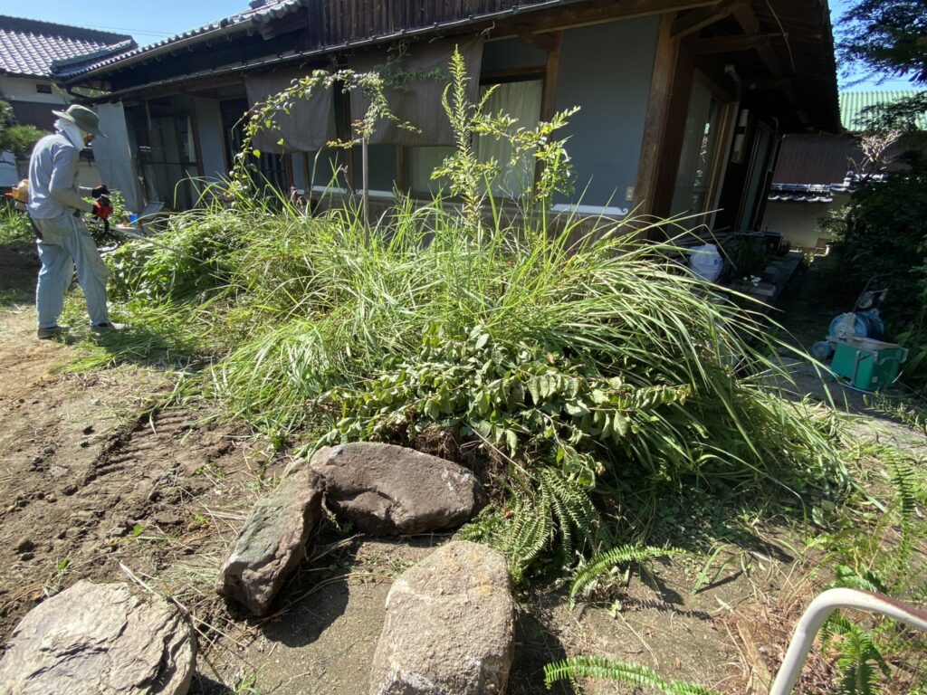 【三豊市Ｓ様邸】「花壇が草山！元々の地面の状態に戻したい」庭リフォーム工事着工⛑ (株)カインズガーデン｜香川の庭仕舞い