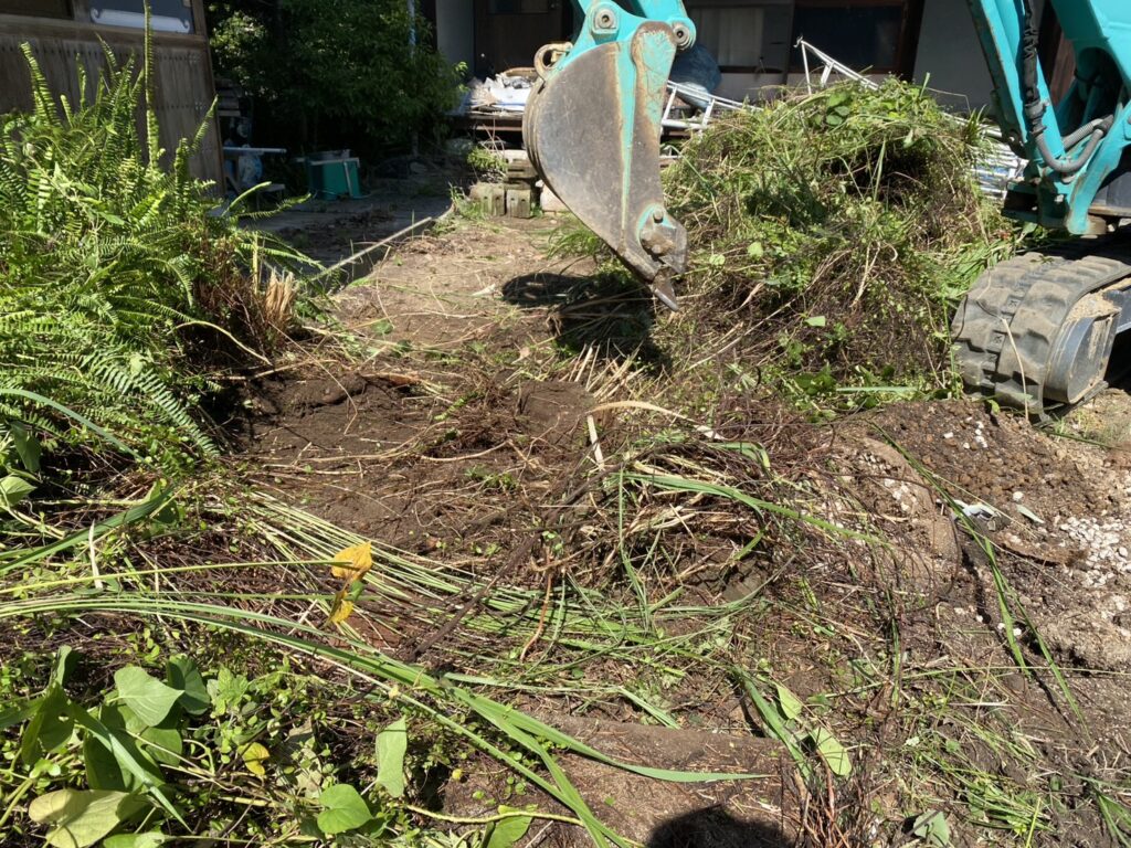 【三豊市Ｓ様邸】「花壇が草山！元々の地面の状態に戻したい」庭リフォーム工事着工⛑ (株)カインズガーデン｜香川の庭仕舞い