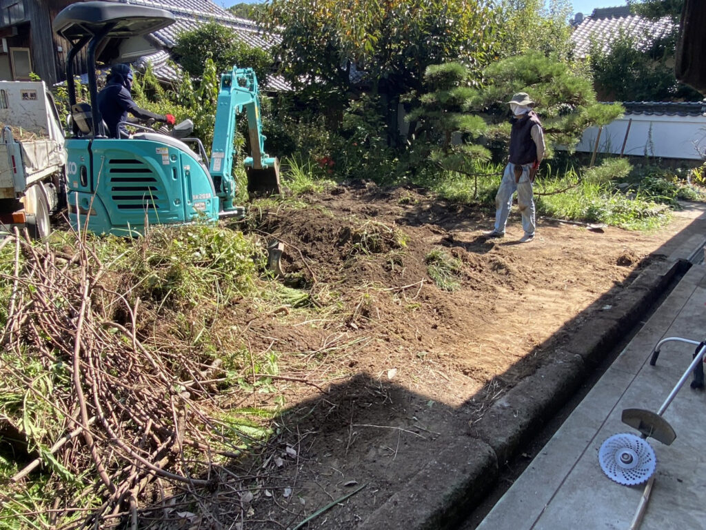 【三豊市S様邸】スッキリ綺麗な土の地面はウン年ぶり✨庭仕舞い工事㊗完工 (株)カインズガーデン|香川県の庭リフォーム工事 【三豊市S様邸】スッキリ綺麗な土の地面はウン年ぶり✨庭仕舞い工事㊗完工 (株)カインズガーデン|香川県の庭リフォーム工事