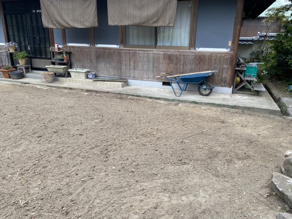 【三豊市S様邸】スッキリ綺麗な土の地面はウン年ぶり✨庭仕舞い工事㊗完工 (株)カインズガーデン|香川県の庭リフォーム工事 【三豊市S様邸】スッキリ綺麗な土の地面はウン年ぶり✨庭仕舞い工事㊗完工 (株)カインズガーデン|香川県の庭リフォーム工事