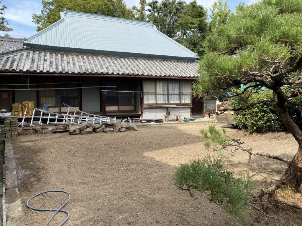 【三豊市S様邸】スッキリ綺麗な土の地面はウン年ぶり✨庭仕舞い工事㊗完工 (株)カインズガーデン|香川県の庭リフォーム工事 【三豊市S様邸】スッキリ綺麗な土の地面はウン年ぶり✨庭仕舞い工事㊗完工 (株)カインズガーデン|香川県の庭リフォーム工事