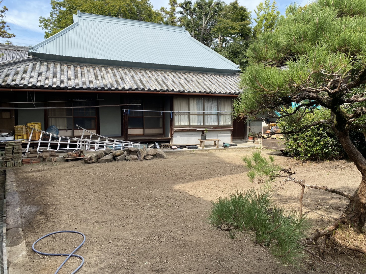 【三豊市S様邸】スッキリ綺麗な土の地面はウン年ぶり✨庭仕舞い工事㊗完工 (株)カインズガーデン|香川県の庭リフォーム工事 【三豊市S様邸】スッキリ綺麗な土の地面はウン年ぶり✨庭仕舞い工事㊗完工 (株)カインズガーデン|香川県の庭リフォーム工事