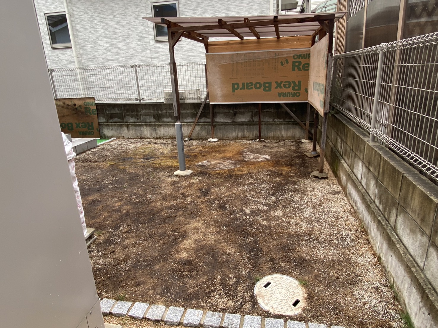 【高松市Ｓ様邸】「バイクを置けるようにして２面を囲いたい」バイクガレージ工事、本日着工⛑ (株)カインズガーデン｜香川の庭仕舞い，雑草対策