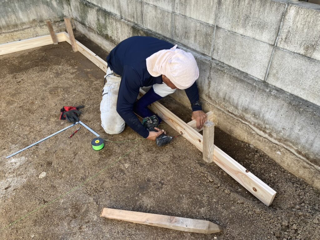 【高松市S様邸】バイクガレージ設置中|ブロックの下地コンクリート打設します (株)カインズガーデン|香川県の庭仕舞い工事 【高松市S様邸】バイクガレージ設置中|ブロックの下地コンクリート打設します (株)カインズガーデン|香川県の庭仕舞い工事