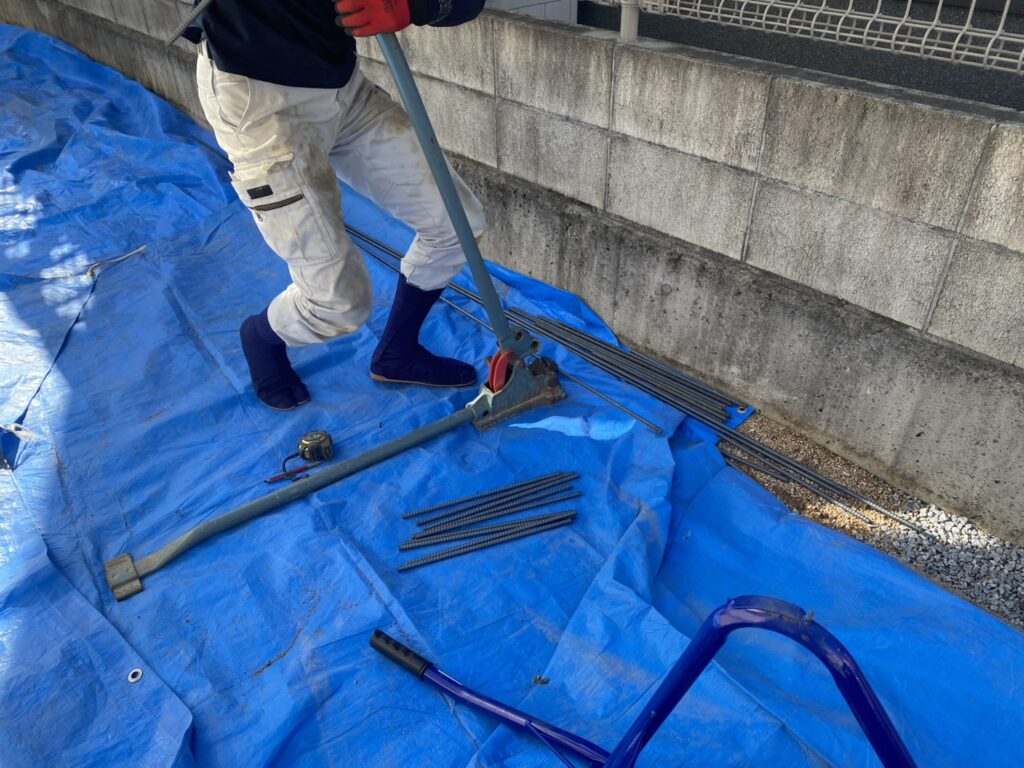 【高松市S様邸】バイクガレージ設置中|ブロックの下地コンクリート打設します (株)カインズガーデン|香川県の庭仕舞い工事 【高松市S様邸】バイクガレージ設置中|ブロックの下地コンクリート打設します (株)カインズガーデン|香川県の庭仕舞い工事