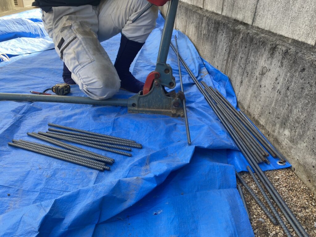 【高松市S様邸】バイクガレージ設置中|ブロックの下地コンクリート打設します (株)カインズガーデン|香川県の庭仕舞い工事 【高松市S様邸】バイクガレージ設置中|ブロックの下地コンクリート打設します (株)カインズガーデン|香川県の庭仕舞い工事