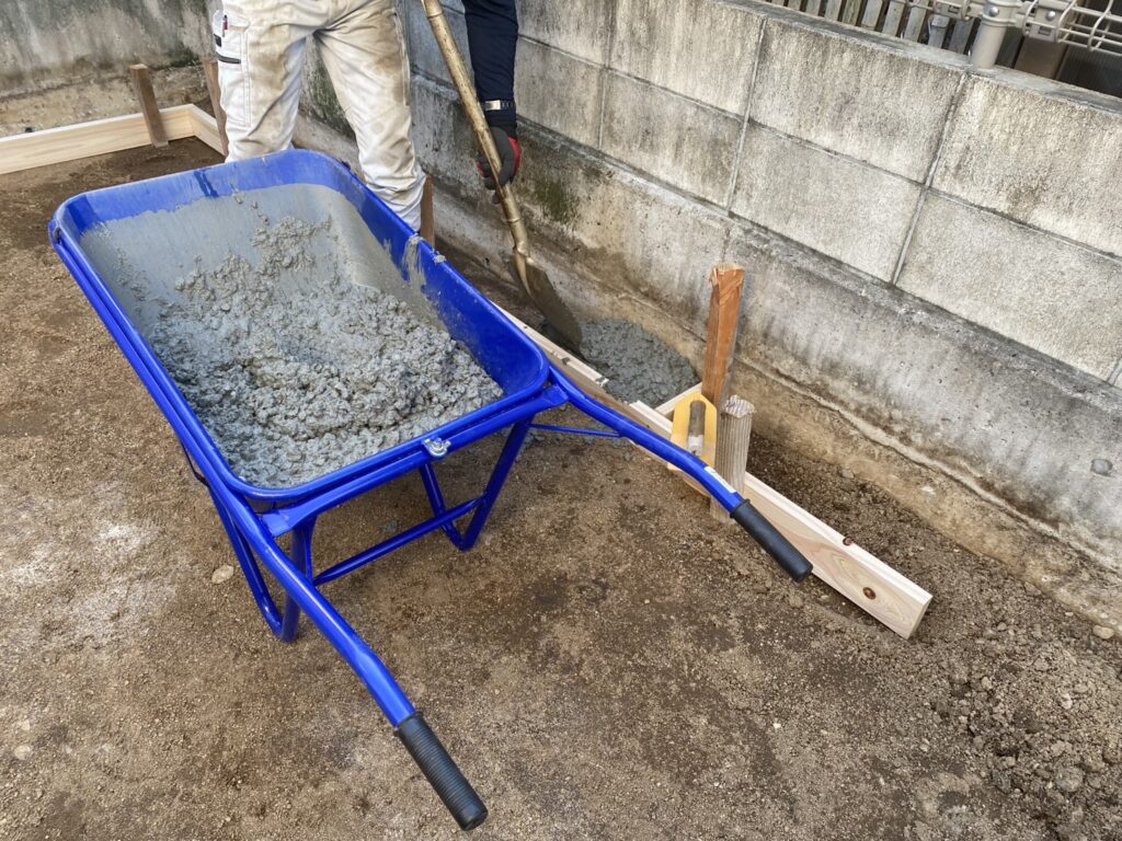 【高松市S様邸】バイクガレージ設置中|ブロックの下地コンクリート打設します (株)カインズガーデン|香川県の庭仕舞い工事 【高松市S様邸】バイクガレージ設置中|ブロックの下地コンクリート打設します (株)カインズガーデン|香川県の庭仕舞い工事
