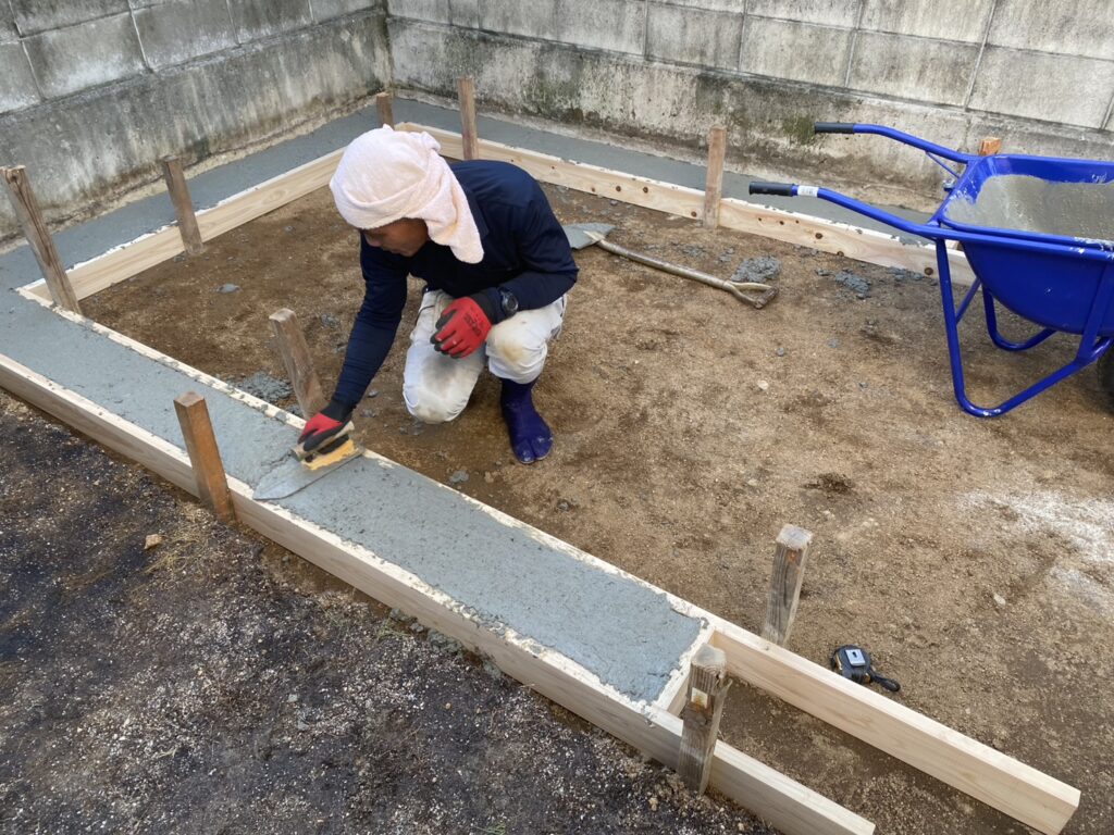 【高松市S様邸】バイクガレージ設置中|ブロックの下地コンクリート打設します (株)カインズガーデン|香川県の庭仕舞い工事 【高松市S様邸】バイクガレージ設置中|ブロックの下地コンクリート打設します (株)カインズガーデン|香川県の庭仕舞い工事