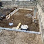 【高松市Ｓ様邸】バイクガレージ設置中｜ブロックの下地コンクリート打設します (株)カインズガーデン｜香川県の庭仕舞い工事