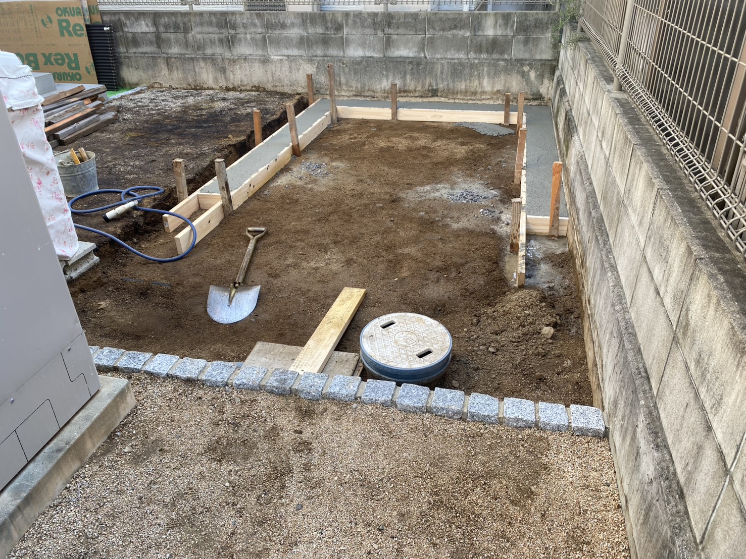 【高松市Ｓ様邸】バイクガレージ設置中｜ブロックの下地コンクリート打設します (株)カインズガーデン｜香川県の庭仕舞い工事