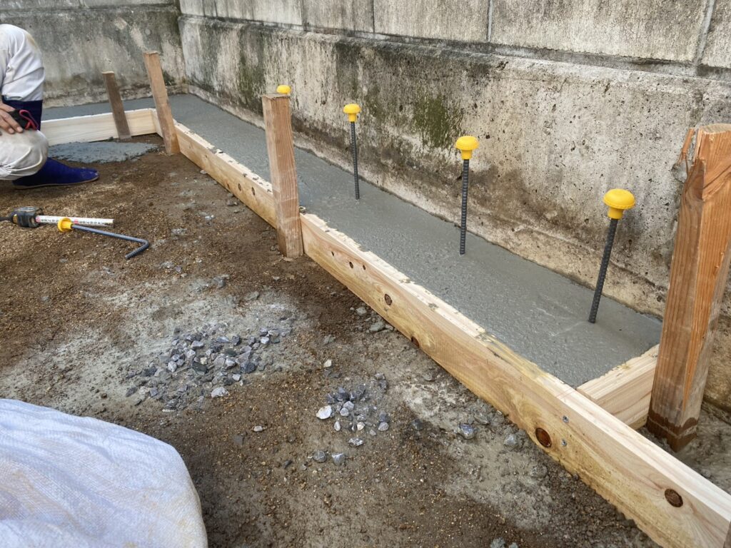【高松市S様邸】バイクガレージ設置中|ブロックの下地コンクリート打設します (株)カインズガーデン|香川県の庭仕舞い工事 【高松市S様邸】バイクガレージ設置中|ブロックの下地コンクリート打設します (株)カインズガーデン|香川県の庭仕舞い工事