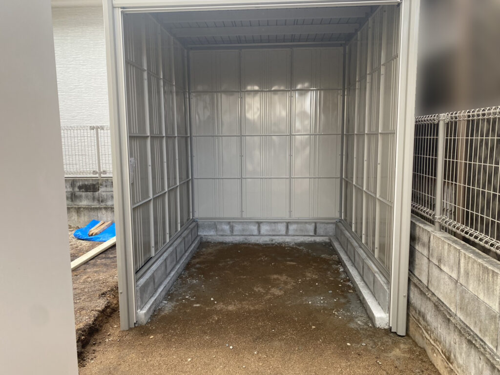 【高松市S様邸】バイクガレージ設置中|バイクガレージ組み立てます (株)カインズガーデン|香川県の庭リフォーム工事 【高松市S様邸】バイクガレージ設置中|バイクガレージ組み立てます (株)カインズガーデン|香川県の庭リフォーム工事