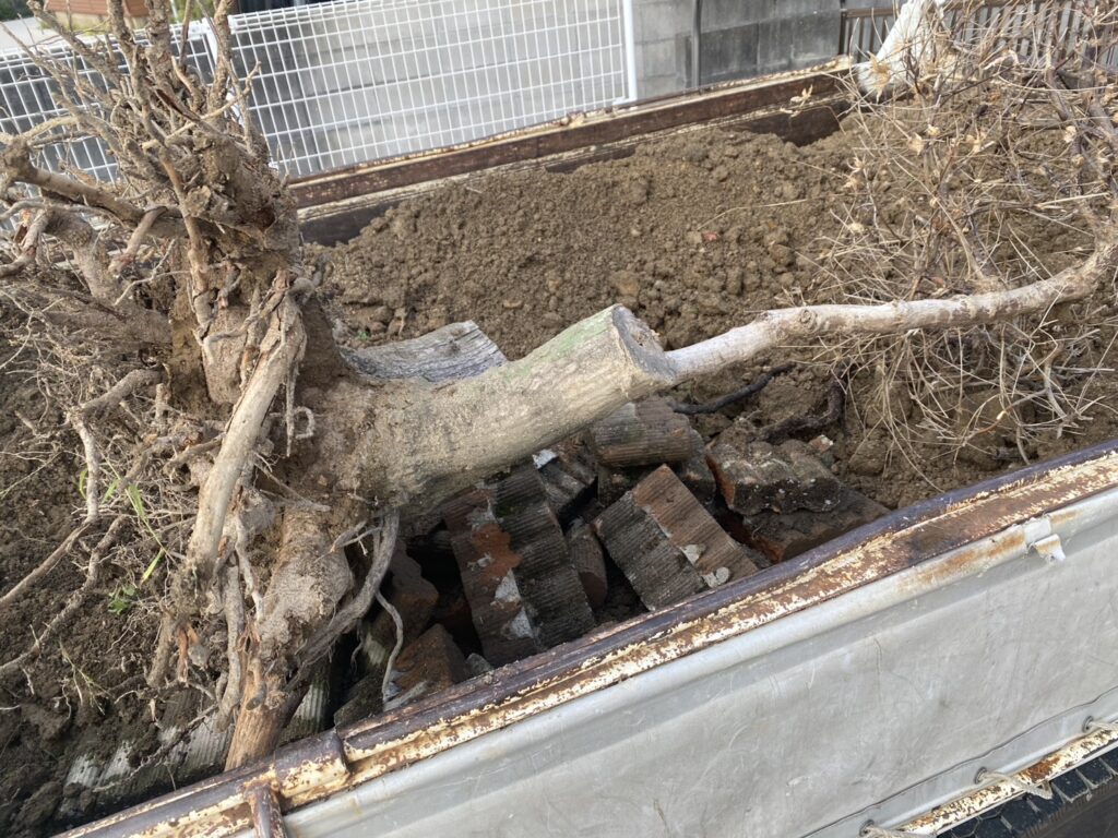 【綾川町SI様邸】「花壇をスッキリし草が生えないように」庭仕舞い着工⛑ (株)カインズガーデン|香川県の庭リフォーム工事 【綾川町SI様邸】「花壇をスッキリし草が生えないように」庭仕舞い着工⛑ (株)カインズガーデン|香川県の庭リフォーム工事