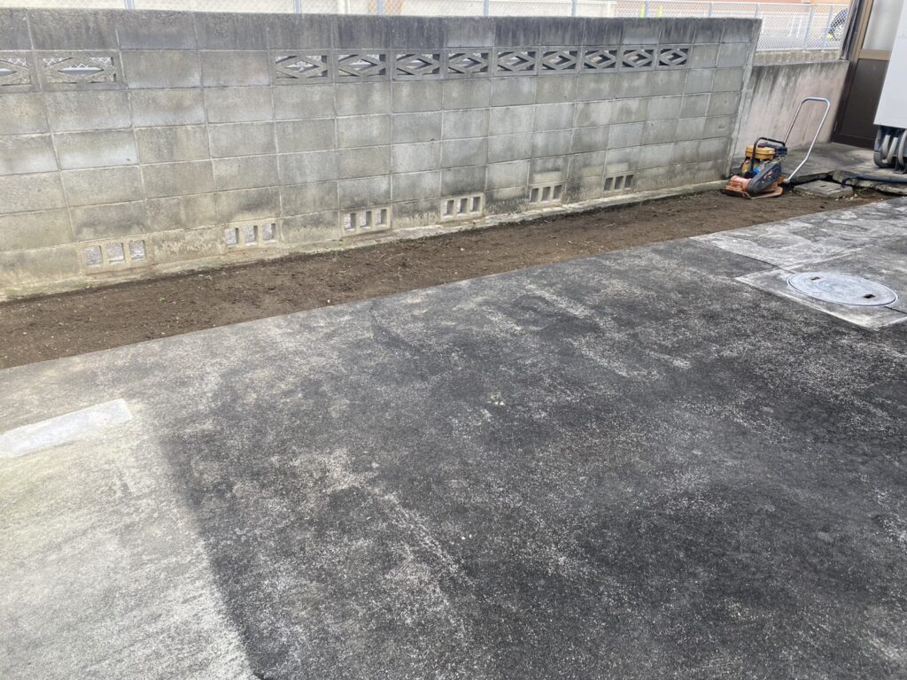 【綾川町ＳＩ様邸】「花壇をスッキリし草が生えないように」庭仕舞い着工⛑ (株)カインズガーデン｜香川県の庭リフォーム工事