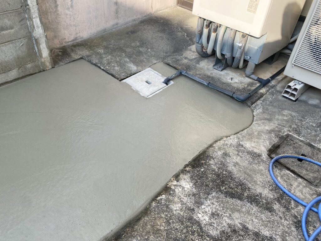 【綾川町ＳＩ様邸】庭仕舞い工事｜スッキリ鋤取りしコンクリート打設中 (株)カインズガーデン｜香川の雑草対策，庭リフォーム