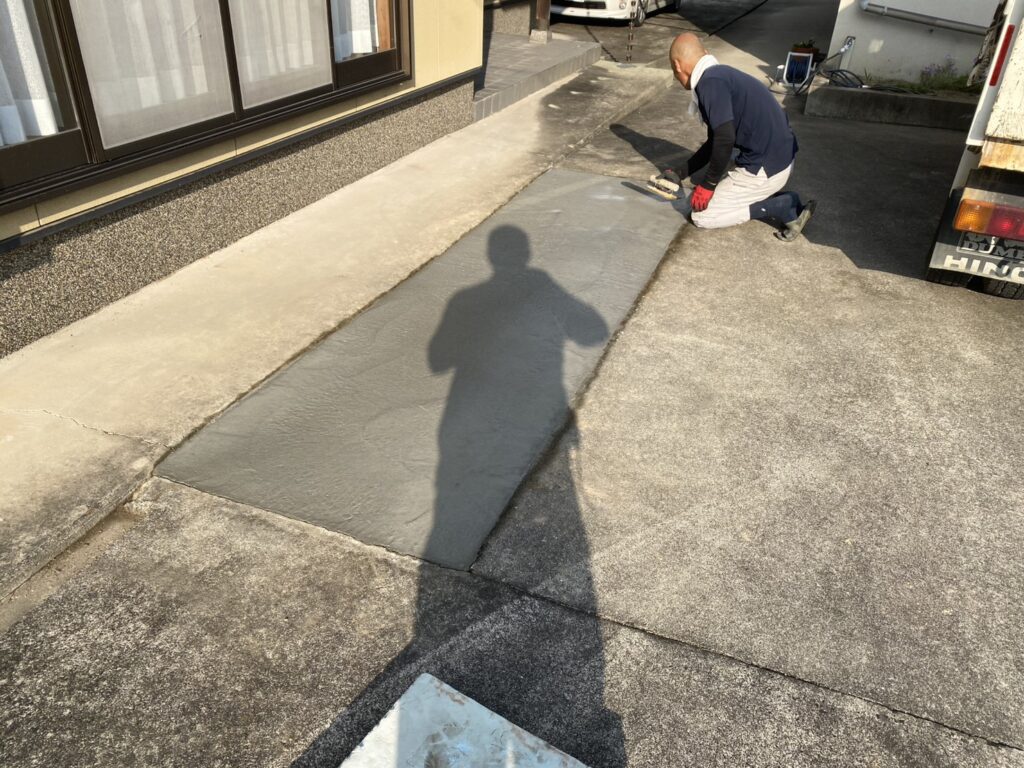 【綾川町ＳＩ様邸】庭仕舞い工事｜スッキリ鋤取りしコンクリート打設中 (株)カインズガーデン｜香川の雑草対策，庭リフォーム