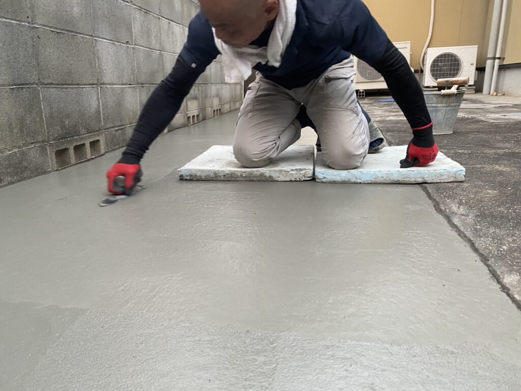 【綾川町ＳＩ様邸】庭仕舞い工事｜スッキリ鋤取りしコンクリート打設中 (株)カインズガーデン｜香川の雑草対策，庭リフォーム