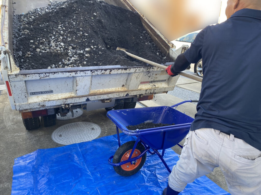 【高松市Ｓ様邸】バイクガレージ工事｜ガレージ庫内の土間コンクリート打設中 (株)カインズガーデン｜香川の庭リフォーム，庭仕舞い工事