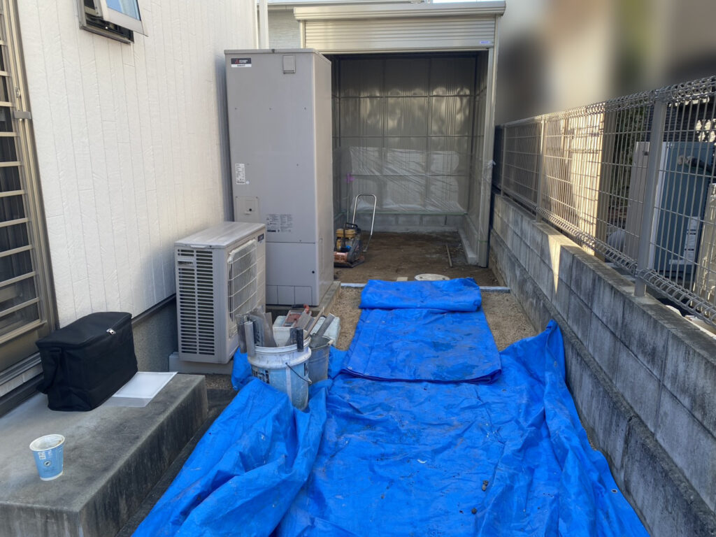 【高松市Ｓ様邸】バイクガレージ工事｜ガレージ庫内の土間コンクリート打設中 (株)カインズガーデン｜香川の庭リフォーム，庭仕舞い工事