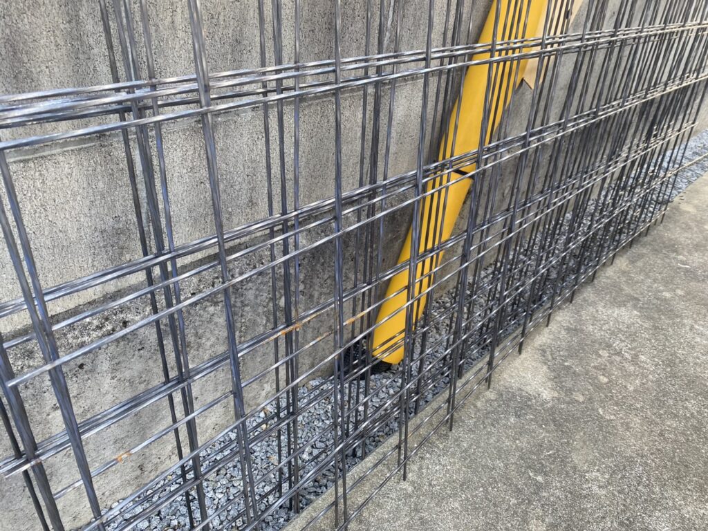 【高松市Ｓ様邸】バイクガレージ工事｜ガレージ庫内の土間コンクリート打設中 (株)カインズガーデン｜香川の庭リフォーム，庭仕舞い工事