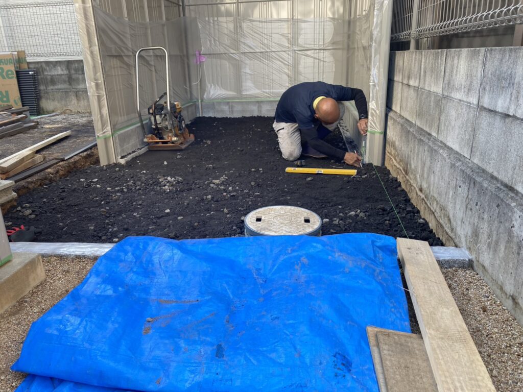 【高松市Ｓ様邸】バイクガレージ工事｜ガレージ庫内の土間コンクリート打設中 (株)カインズガーデン｜香川の庭リフォーム，庭仕舞い工事