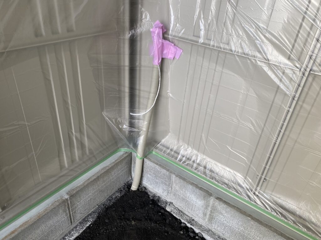 【高松市Ｓ様邸】バイクガレージ工事｜ガレージ庫内の土間コンクリート打設中 (株)カインズガーデン｜香川の庭リフォーム，庭仕舞い工事