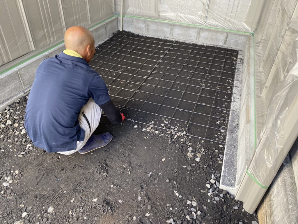 【高松市Ｓ様邸】バイクガレージ工事｜ガレージ庫内の土間コンクリート打設中 (株)カインズガーデン｜香川の庭リフォーム，庭仕舞い工事