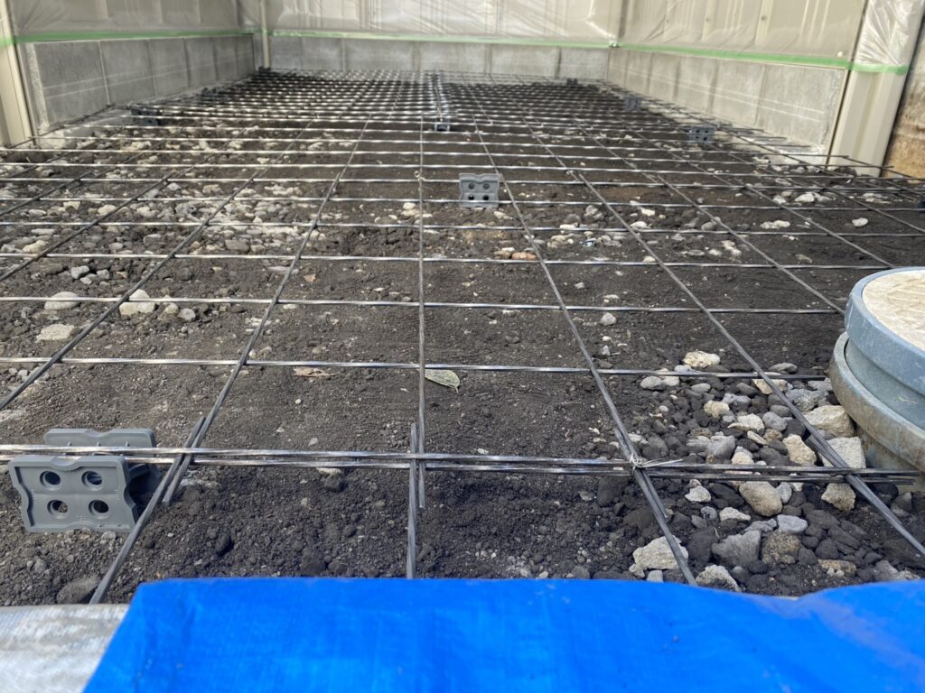 【高松市Ｓ様邸】バイクガレージ工事｜ガレージ庫内の土間コンクリート打設中 (株)カインズガーデン｜香川の庭リフォーム，庭仕舞い工事