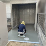 【高松市Ｓ様邸】バイクガレージ工事｜ガレージ庫内の土間コンクリート打設中 (株)カインズガーデン｜香川の庭リフォーム，庭仕舞い工事