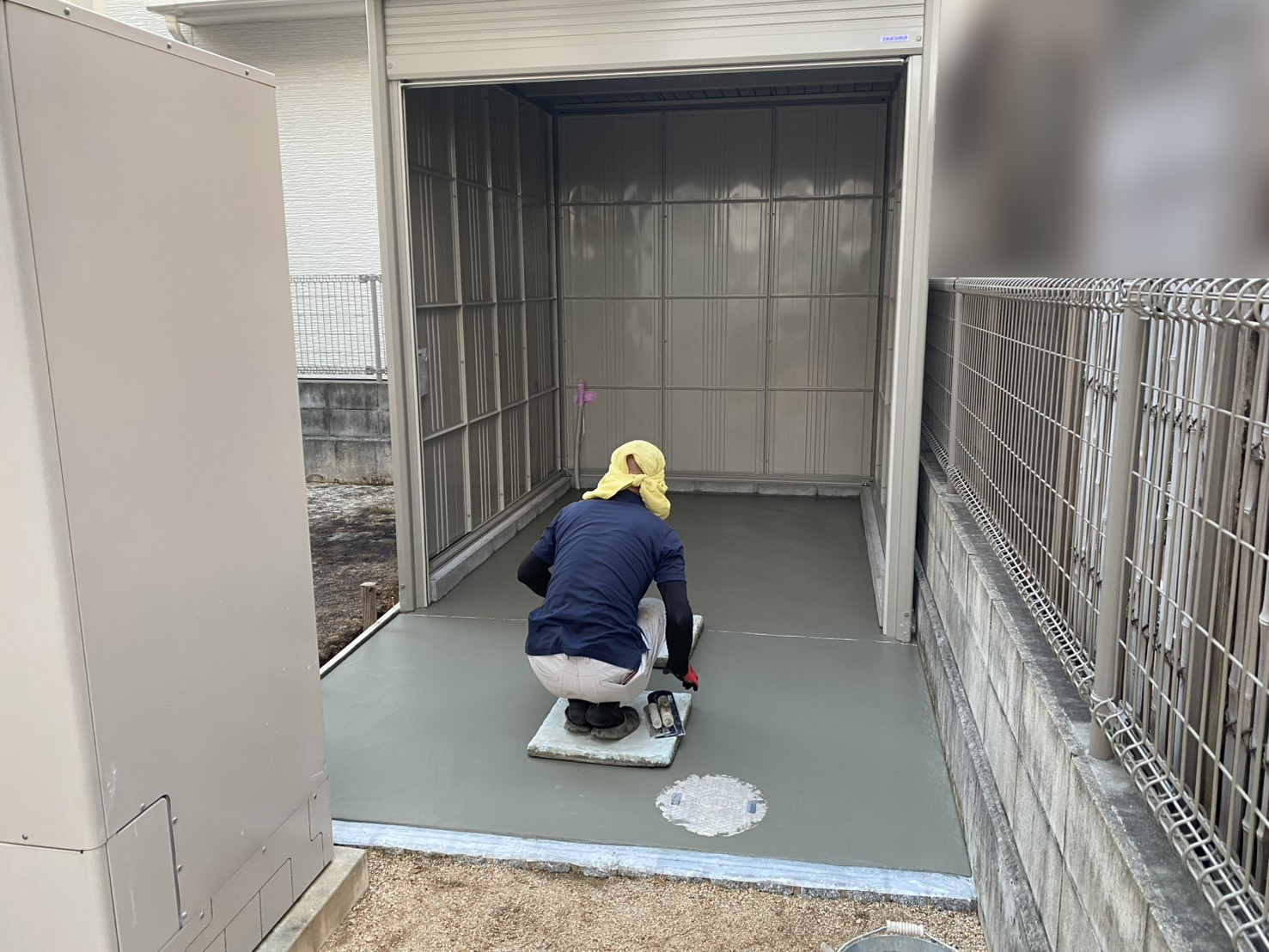 【高松市Ｓ様邸】バイクガレージ工事｜ガレージ庫内の土間コンクリート打設中 (株)カインズガーデン｜香川の庭リフォーム，庭仕舞い工事