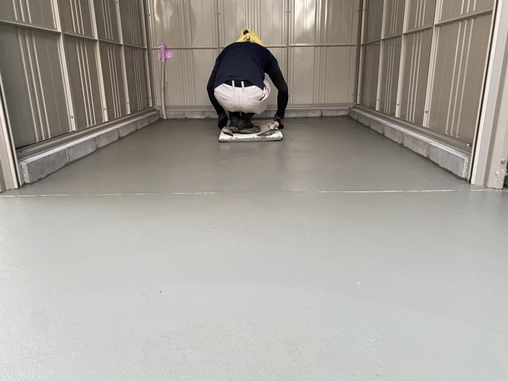 【高松市Ｓ様邸】バイクガレージ工事｜ガレージ庫内の土間コンクリート打設中 (株)カインズガーデン｜香川の庭リフォーム，庭仕舞い工事