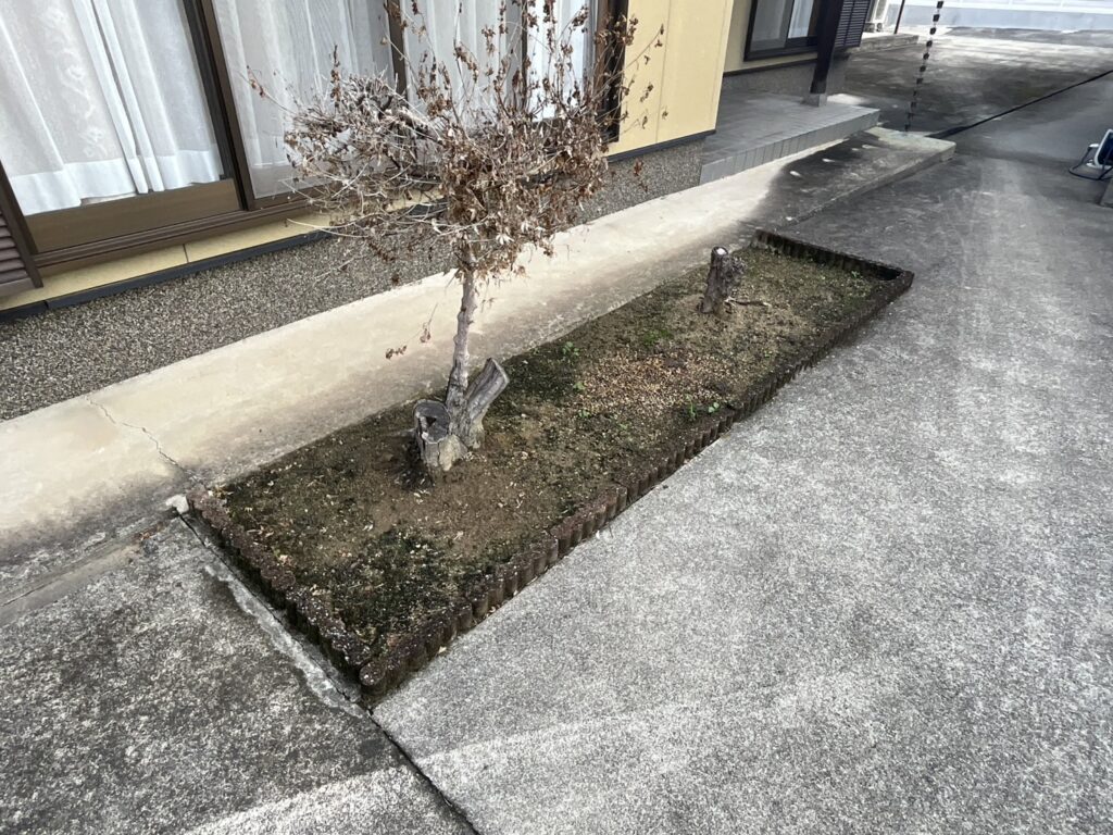【綾川町SI様邸】「花壇をスッキリし草が生えないように」庭仕舞い着工⛑ (株)カインズガーデン|香川県の庭リフォーム工事 【綾川町SI様邸】「花壇をスッキリし草が生えないように」庭仕舞い着工⛑ (株)カインズガーデン|香川県の庭リフォーム工事