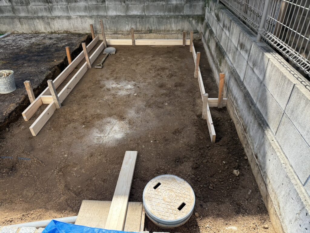 【高松市S様邸】バイクガレージ設置中|ブロックの下地コンクリート打設します (株)カインズガーデン|香川県の庭仕舞い工事 【高松市S様邸】バイクガレージ設置中|ブロックの下地コンクリート打設します (株)カインズガーデン|香川県の庭仕舞い工事
