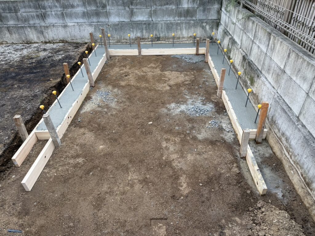 【高松市S様邸】バイクガレージ設置中|ブロックの下地コンクリート打設します (株)カインズガーデン|香川県の庭仕舞い工事 【高松市S様邸】バイクガレージ設置中|ブロックの下地コンクリート打設します (株)カインズガーデン|香川県の庭仕舞い工事